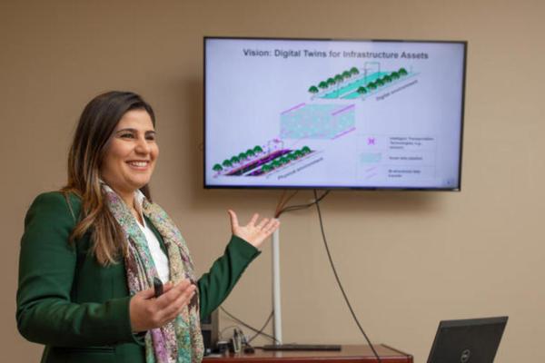 Ashtarout Ammar giving a presentation.